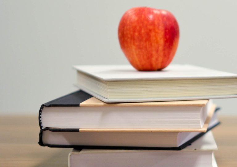 一堆教科书上有一个苹果
