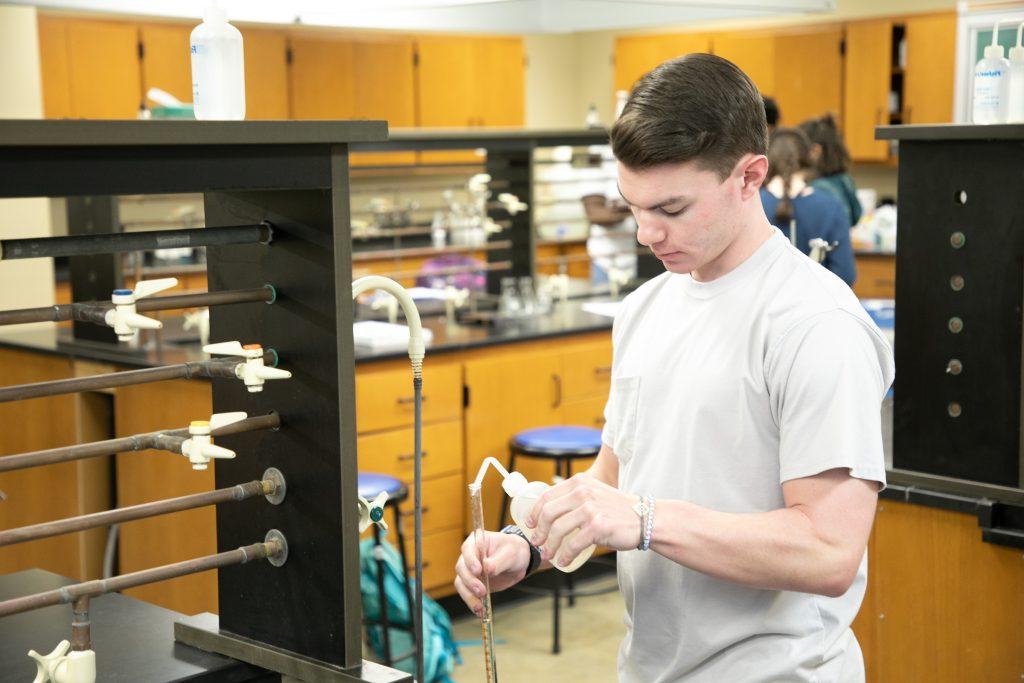 学生在化学实验室里研究样品